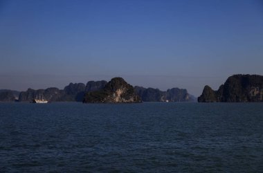 Vietnam 'daki Halong Körfezi manzarası. Yüksek kalite fotoğraf