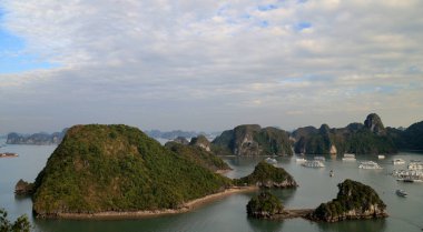 Vietnam 'daki Halong Körfezi manzarası. Yüksek kalite fotoğraf