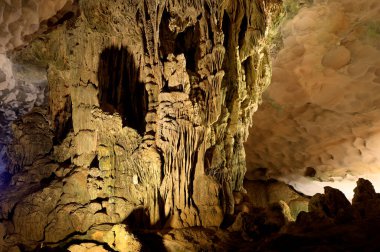 Vietnam 'daki Halong Körfezi' nde Sung Sot Mağarası 'nı asın. Yüksek kalite fotoğraf