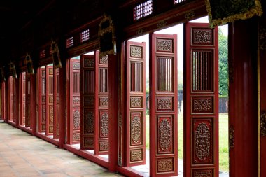 Hue İmparatorluk Kalesi 'nin eski bir sarayının ayarlanabilir kapıları. Yüksek kalite fotoğraf