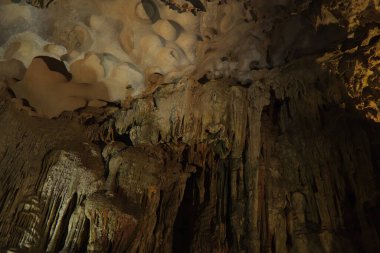 Vietnam 'daki Halong Körfezi' nde Sung Sot Mağarası 'nı asın. Yüksek kalite fotoğraf