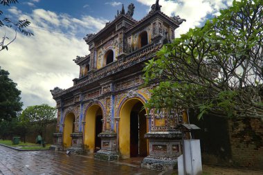 Hue, Vietnam 'daki Yasak Kale' nin içinde güzel dekore edilmiş üçlü kapı. Yüksek kalite fotoğraf