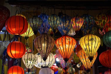 Vietnam 'ın Hoi An şehrinin fenerleri. Yüksek kalite fotoğraf