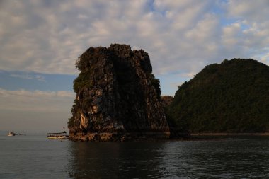 Halong Körfezi 'nin günbatımında, Vietnam' daki kireçtaşı oluşumları. Yüksek kalite fotoğraf