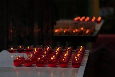 Vietnam, Saigon 'daki Ngoc Hoang Tapınağı' nda adak lambaları. Yüksek kalite fotoğraf