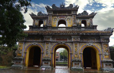 Hue, Vietnam 'daki Yasak Kale' nin içinde güzel dekore edilmiş üçlü kapı. Yüksek kalite fotoğraf