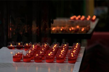 Vietnam, Saigon 'daki Ngoc Hoang Tapınağı' nda adak lambaları. Yüksek kalite fotoğraf