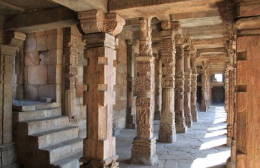 Kutub Minar kompleksi içindeki antik sütun, Delhi, Hindistan. Yüksek kalite fotoğraf