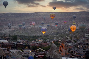 Kapadokya, Türkiye 'de Goreme' in gökyüzüne yükselen sıcak hava balonları. Yüksek kalite fotoğraf