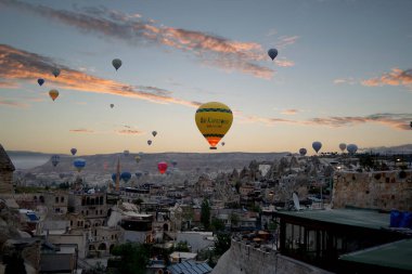 Kapadokya, Türkiye 'de Goreme' in gökyüzüne yükselen sıcak hava balonları. Yüksek kalite fotoğraf
