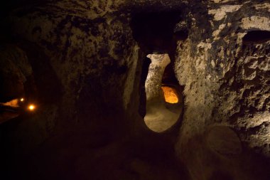 Türkiye 'nin Kapadokya kentindeki Kaymakli yeraltı kentinin iç manzarası. Yüksek kalite fotoğraf