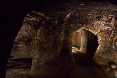 Türkiye 'nin Kapadokya kentindeki Kaymakli yeraltı kentinin iç manzarası. Yüksek kalite fotoğraf