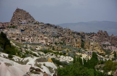 Türkiye 'nin Kapadokya kentindeki Pigeon Valley' den Uchisar manzarası. Yüksek kalite fotoğraf