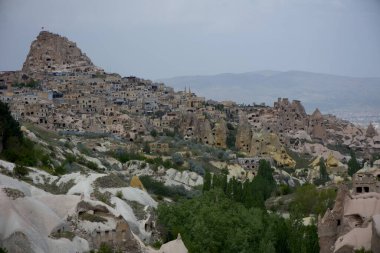 Türkiye 'nin Kapadokya kentindeki Pigeon Valley' den Uchisar manzarası. Yüksek kalite fotoğraf