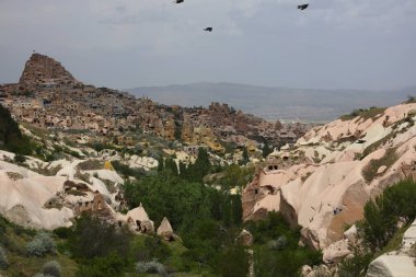 Türkiye 'nin Kapadokya kentindeki Pigeon Valley' den Uchisar manzarası. Yüksek kalite fotoğraf