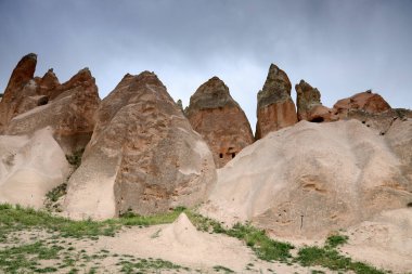 Türkiye 'nin Kapadokya kentindeki Gül Vadisi' nde kaya oluşumları. Yüksek kalite fotoğraf