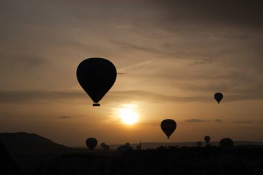 Kapadokya 'daki Goreme gökyüzünde sabah sıcak hava balonları. Yüksek kalite fotoğraf