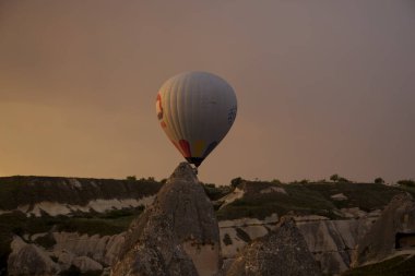 Kapadokya 'daki Goreme gökyüzünde sabah sıcak hava balonları. Yüksek kalite fotoğraf