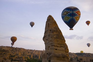 Kapadokya 'daki Goreme gökyüzünde sabah sıcak hava balonları. Yüksek kalite fotoğraf