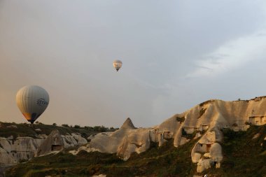 Kapadokya 'daki Goreme gökyüzünde sabah sıcak hava balonları. Yüksek kalite fotoğraf