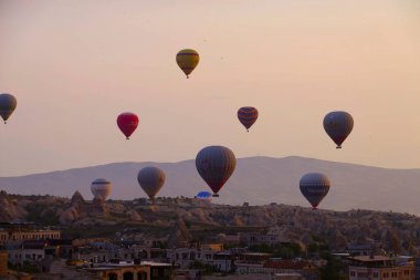 Kapadokya 'daki Goreme gökyüzünde sabah sıcak hava balonları. Yüksek kalite fotoğraf