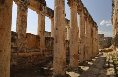 Türkiye 'nin Hierapolis kentinin sütunlu caddesinin ayrıntıları. Yüksek kalite fotoğraf