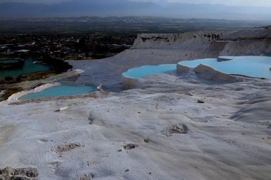 Türkiye 'nin Pamukkale kentindeki travertin terasları. Yüksek kalite fotoğraf