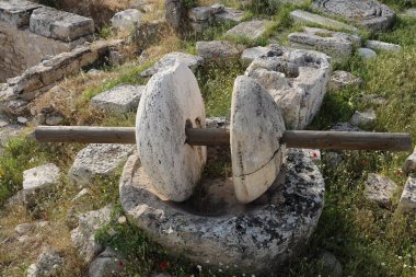 Türkiye 'nin Hierapolis kentindeki antik değirmen taşı. Yüksek kalite fotoğraf