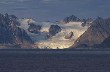 Svalbard Adaları 'nın karakteristik manzarası. Yüksek kalite fotoğraf