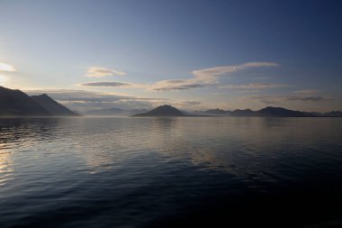 Svalbard 'daki Krossfjorden manzarası. Yüksek kalite fotoğraf