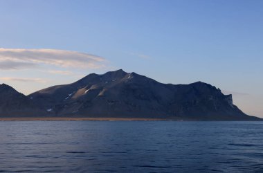 Svalbard 'daki Krossfjorden manzarası. Yüksek kalite fotoğraf