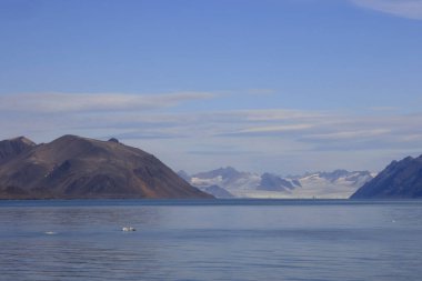 Svalbard 'daki Krossfjorden manzarası. Yüksek kalite fotoğraf