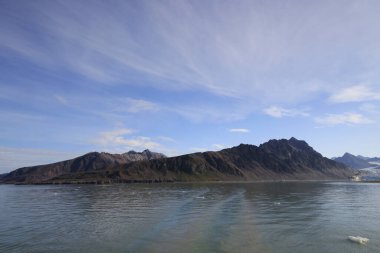 Svalbard 'daki Krossfjorden manzarası. Yüksek kalite fotoğraf