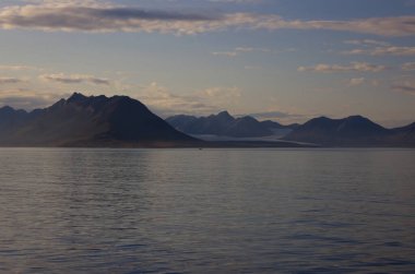 Svalbard 'daki Krossfjorden manzarası. Yüksek kalite fotoğraf
