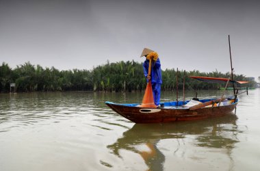 Hoi An, Vietnam 'daki yedi dönümlük hindistan cevizi ormanında bir balıkçı. Yüksek kalite fotoğraf