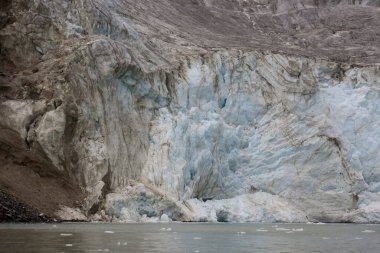 Alkefjellet kayalıklarının yakınındaki güzel Buzul, Svalbard. Yüksek kalite fotoğraf