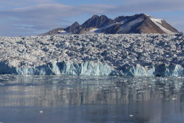 Svalbard 'daki Lilliehookbreen Fjord' un Buz Renkleri. Yüksek kalite fotoğraf
