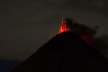 Gece Yanardağ Patlaması, Antigua, Guatemala. Yüksek kalite fotoğraf