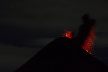 Gece Yanardağ Patlaması, Antigua, Guatemala. Yüksek kalite fotoğraf