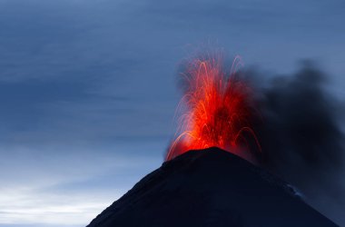 Gece Yanardağ Patlaması, Antigua, Guatemala. Yüksek kalite fotoğraf