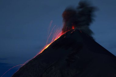 Gece Yanardağ Patlaması, Antigua, Guatemala. Yüksek kalite fotoğraf
