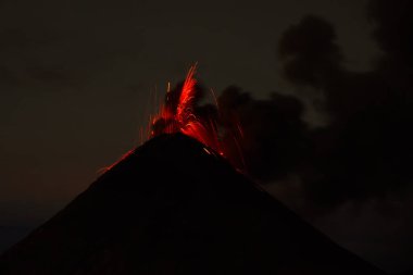 Gece Yanardağ Patlaması, Antigua, Guatemala. Yüksek kalite fotoğraf