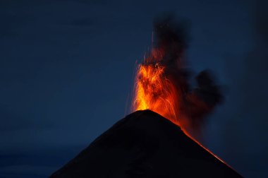 Gece Yanardağ Patlaması, Antigua, Guatemala. Yüksek kalite fotoğraf