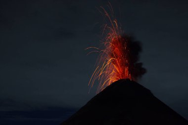 Gece Yanardağ Patlaması, Antigua, Guatemala. Yüksek kalite fotoğraf
