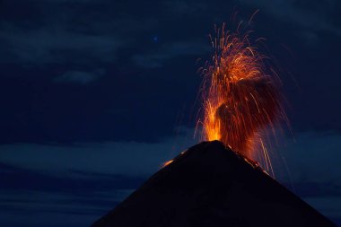 Gece Yanardağ Patlaması, Antigua, Guatemala. Yüksek kalite fotoğraf