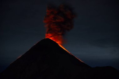 Gece Yanardağ Patlaması, Antigua, Guatemala. Yüksek kalite fotoğraf