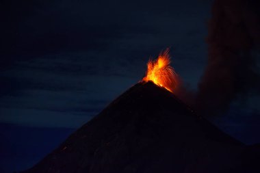 Gece Yanardağ Patlaması, Antigua, Guatemala. Yüksek kalite fotoğraf