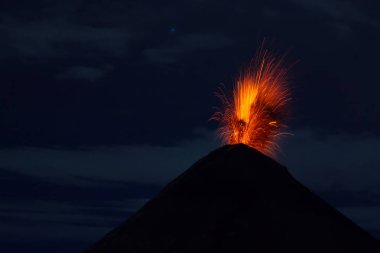 Gece Yanardağ Patlaması, Antigua, Guatemala. Yüksek kalite fotoğraf