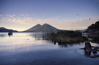 Guatemala 'daki volkanlarıyla Atitlan Gölü. Yüksek kalite fotoğraf