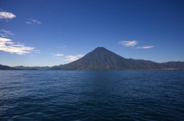 Guatemala 'daki volkanlarıyla Atitlan Gölü. Yüksek kalite fotoğraf